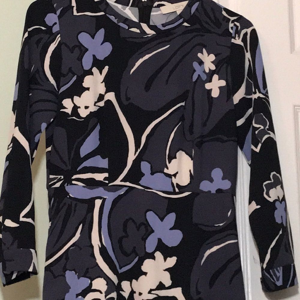 LOFT Paint Floral Flare Dress, size 0,
Poly/spandex, on-seam pockets - Picture 4 of 9